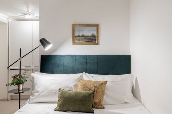 Iron/ironing board, Internet, bed sheets