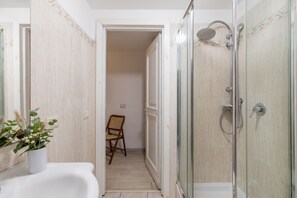 Douche, sĂšche-cheveux, bidet, serviettes fournies