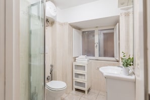 Douche, sĂšche-cheveux, bidet, serviettes fournies