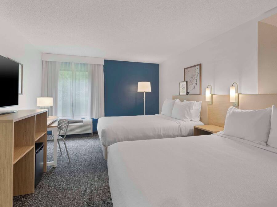 Kamer, 2 queensize bedden | Een bureau, een laptopwerkplek, geluiddichte muren