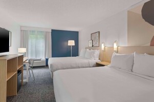 Quarto, 2 camas Queen | Escrivaninha, espaço de trabalho para notebook, quartos à prova de som