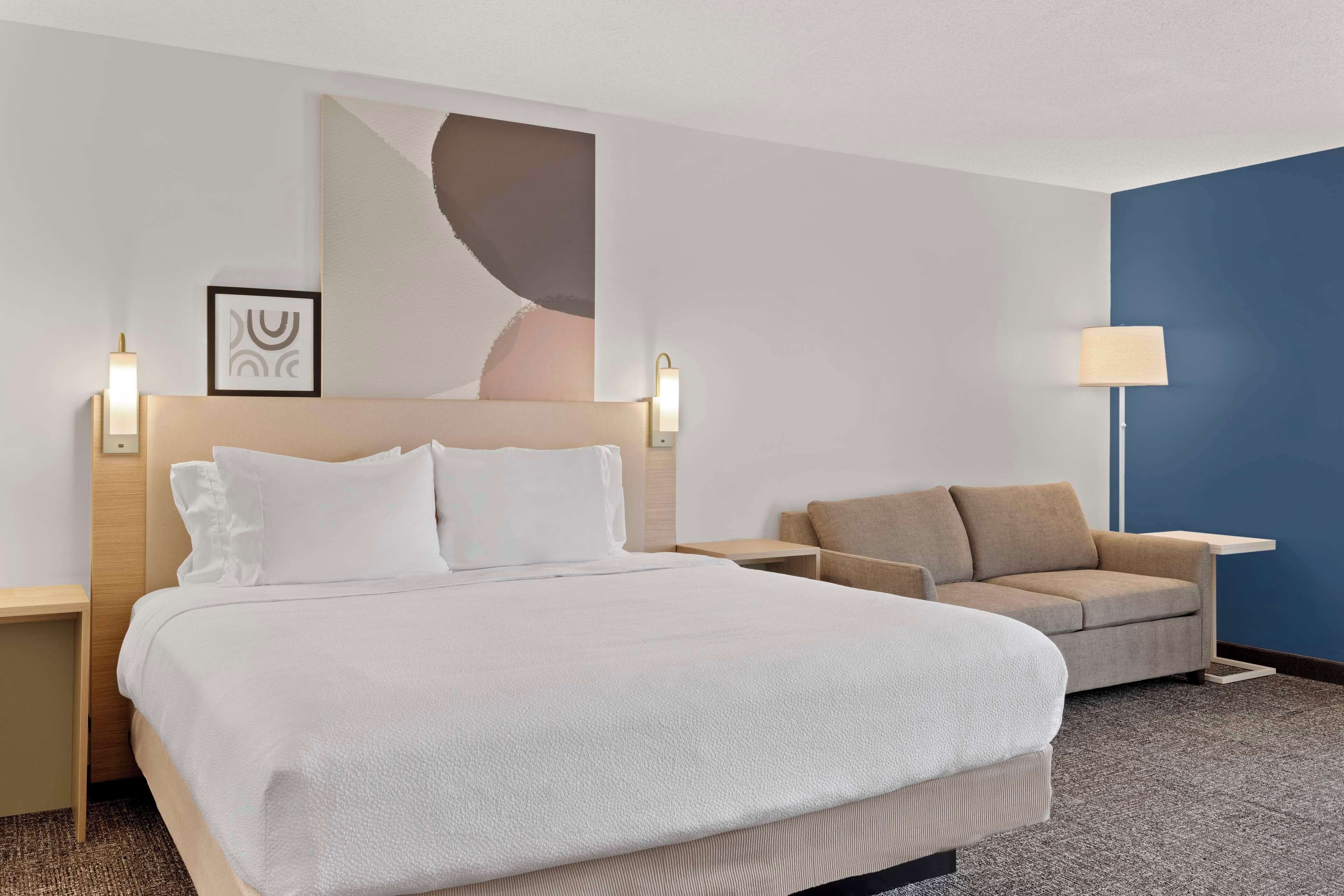 Estudio, 1 cama King size | Área de sala de estar | Televisión 