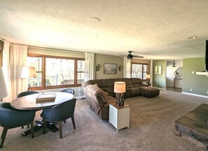 Smart TV, chimenea, futbolito y tenis de mesa