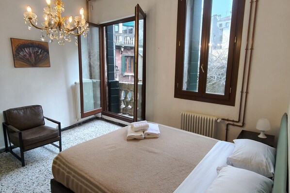 2 chambres, fer et planche à repasser