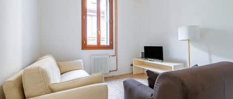 تلفزيون بشاشة مسطحة