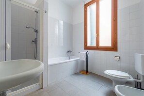 Shower, hair dryer, bidet, towels