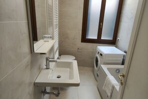 Regadera, secadora de cabello, bidet, toallas 