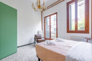 2 chambres, fer et planche à repasser