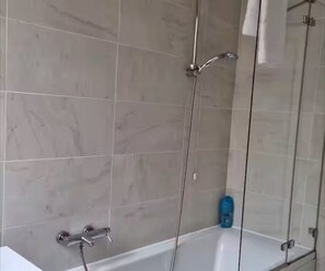 Regadera, secadora de cabello, bidet, toallas 