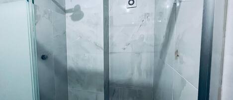 Douche, sèche-cheveux, serviettes fournies, savon