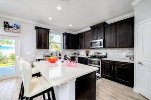 冷蔵庫、電子レンジ、オーブン、コンロ