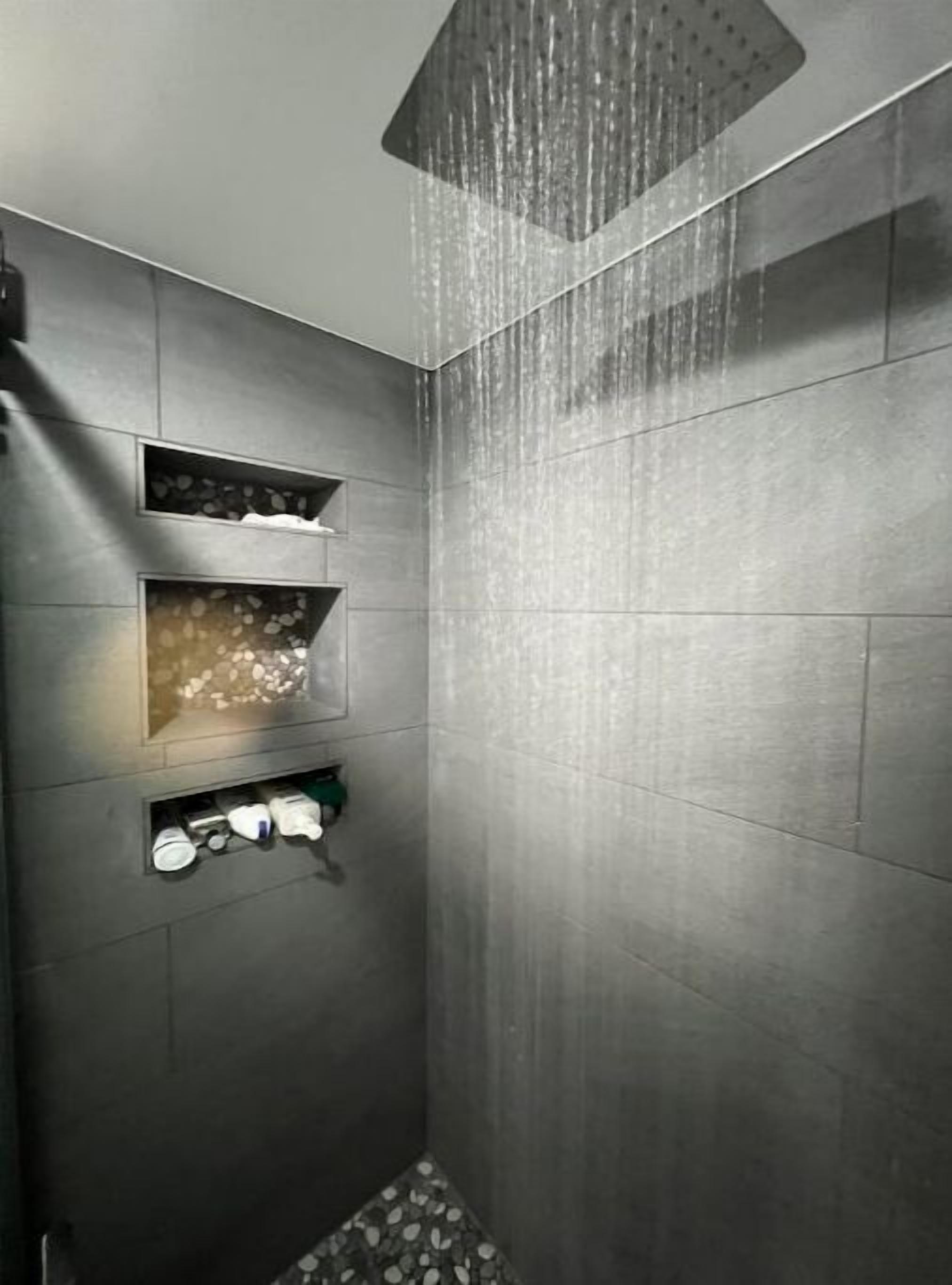 Doccia, asciugacapelli, asciugamani, sapone