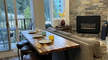 Smart TV, fireplace, table tennis, computer monitors