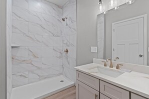 Shower, hair dryer, towels, soap - The Dells Domain (Wisconsin Dells)