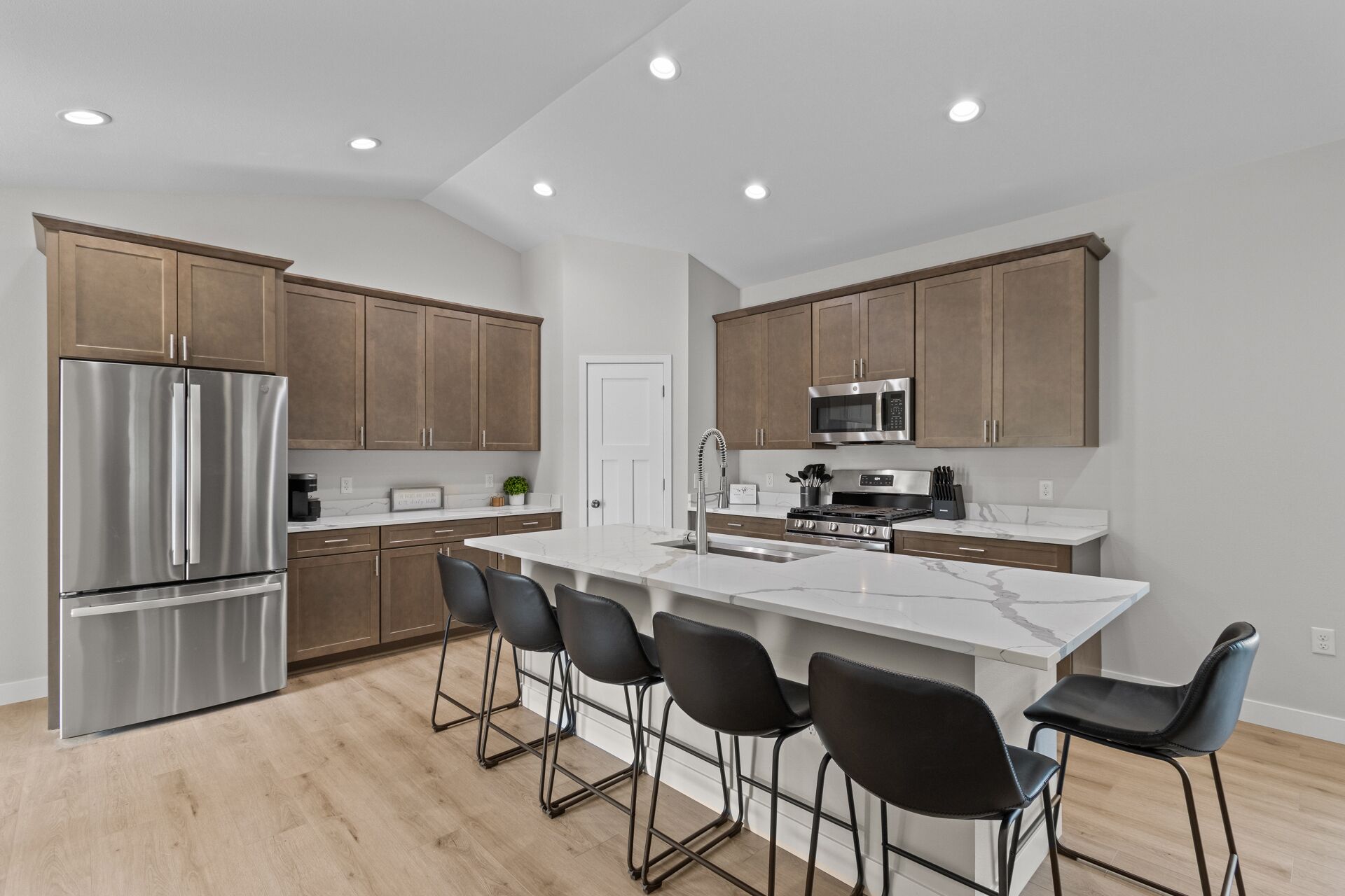 冷蔵庫、電子レンジ、オーブン、コンロ