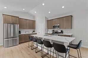 Refrigerador, microondas, horno, placa de cocina