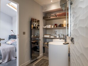 5 habitaciones, tabla de planchar con plancha, wifi y ropa de cama 