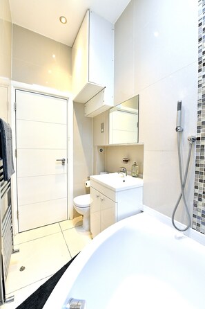 Shower, hair dryer, towels, soap - Hendon Escape- 2 bedroom, 3 Beds with en-suite Bath. Near Wembley Stadium (London)