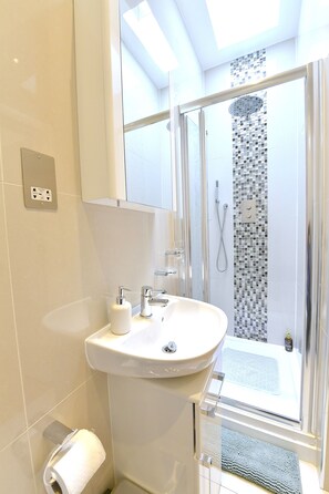 Shower, hair dryer, towels, soap - Hendon Escape- 2 bedroom, 3 Beds with en-suite Bath. Near Wembley Stadium (London)
