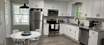 Tranquil Private Home, Heart of Inlet, easy walk to Marshwalk and Restaurants