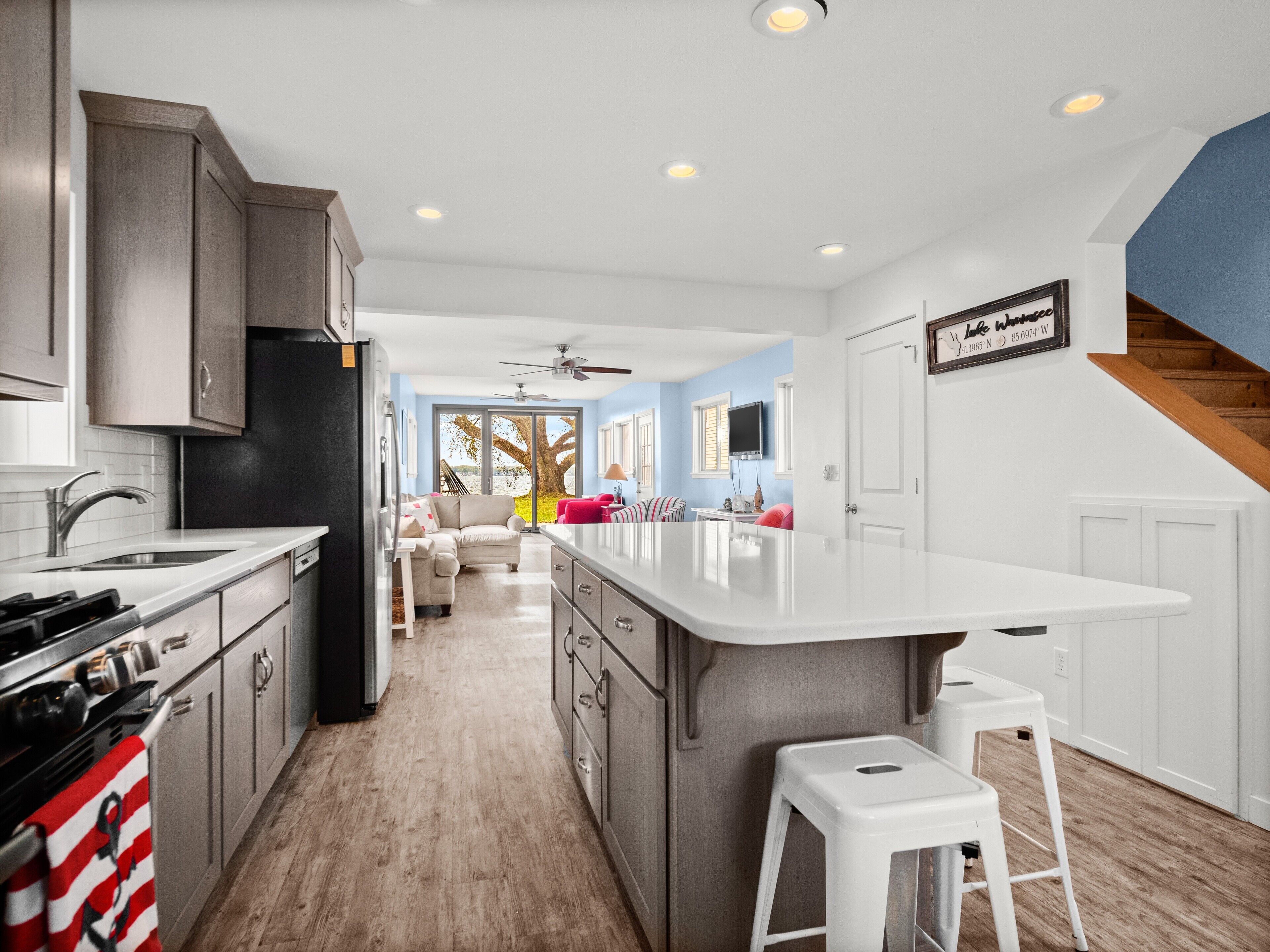 Geladeira, micro-ondas, fogão, cooktop