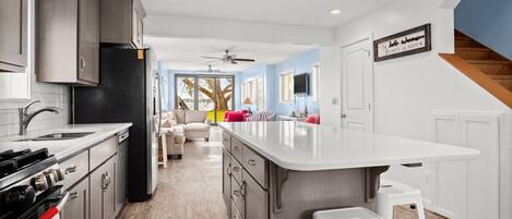 Geladeira, micro-ondas, fogão, cooktop