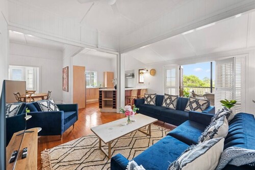 Charming 5BR Family Home w/Pool 10min from Airport