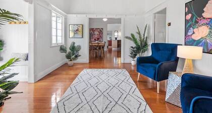 Charming 5BR Family Home w/Pool 10min from Airport