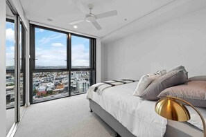 3 bedrooms, iron/ironing board, WiFi, bed sheets - New 3 Bed Penthouse Resort style complex (Fortitude Valley)