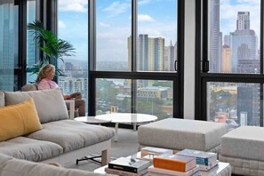 TV - New 3 Bed Penthouse Resort style complex (Fortitude Valley)