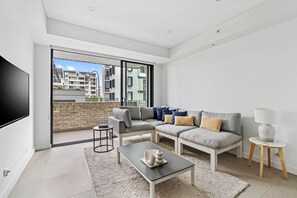 TV - New Spacious 1 Bedroom Apartment Rosebery (Rosebery)