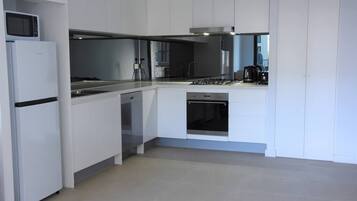 Kylskåp, mikrovågsugn, ugn och spishäll