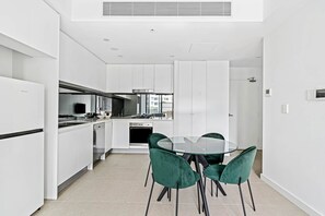 Fridge, microwave, oven, stovetop - New Spacious 1 Bedroom Apartment Rosebery (Rosebery)