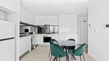 Kylskåp, mikrovågsugn, ugn och spishäll