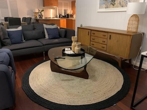 TV - Charming 1920's 4Br freestanding Plantation Qldr. (Annerley)