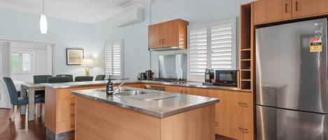 Køleskab, mikrobølgeovn, ovn, kogeplade