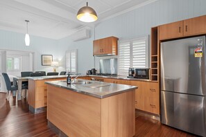 Fridge, microwave, oven, stovetop - Charming 1920's 4Br freestanding Plantation Qldr. (Annerley)