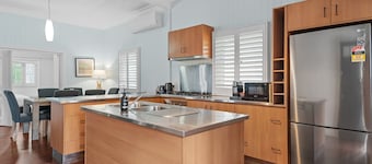 Charming 1920's 4Br freestanding Plantation Qldr.
