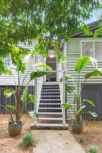 Charming 1920's 4Br freestanding Plantation Qldr.