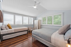 4 bedrooms, iron/ironing board, WiFi, bed sheets - Charming 1920's 4Br freestanding Plantation Qldr. (Annerley)