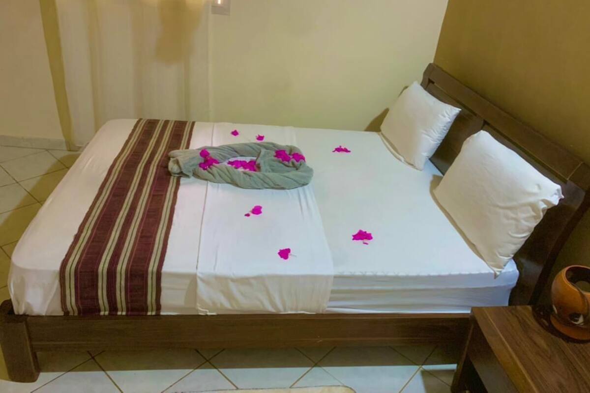 Deluxe Double Room | Desk, iron/ironing board (on request), WiFi (free), bed sheets