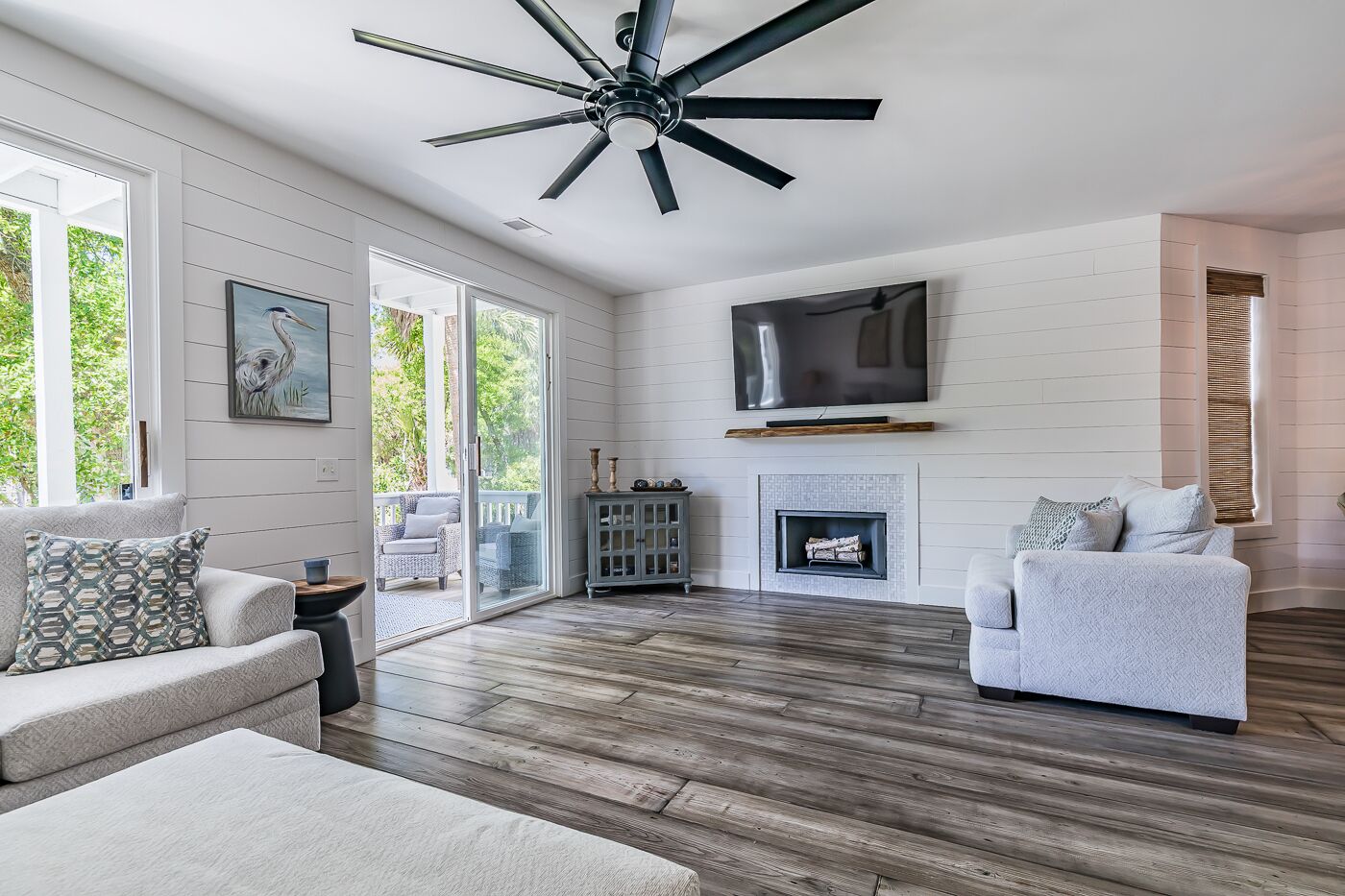 New Listing! Walking distance to Marina.