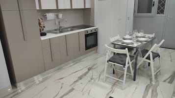 Frigorífico, horno, placa de cocina y cafetera o tetera
