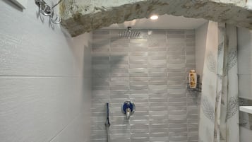 Dusche, Whirlpool, Haartrockner, HandtĂŒcher