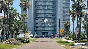 Een hotel met meerdere verdiepingen, modern vormgegeven, met balkons op elke etage.