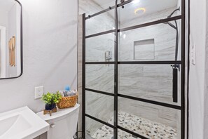 Shower, towels, soap, shampoo - Homosassa Springs home 3 kayaks,  deep canal, Very Close to Springs No bridges (Homosassa)