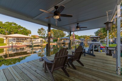 Homosassa Springs home 3 kayaks,  deep canal, Very Close to Springs No bridges