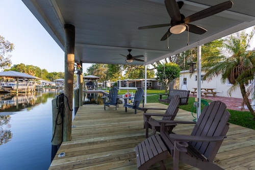 Homosassa Springs home 3 kayaks,  deep canal, Very Close to Springs No bridges