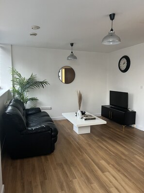Smart TV, books - Cozy & stylish service apartment located in the heart Birmingham! (Birmingham)