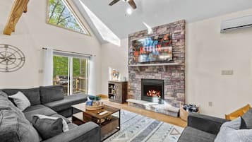 Televisión, chimenea, videojuegos, oficina